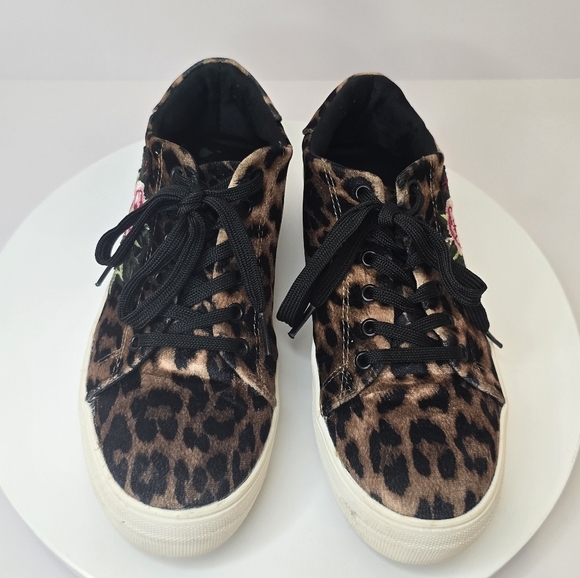 ⭐️40% Off⭐️ Madden Girl Addie Leopard Velvet with Embroidered Rose Sneakers - Picture 6 of 12
